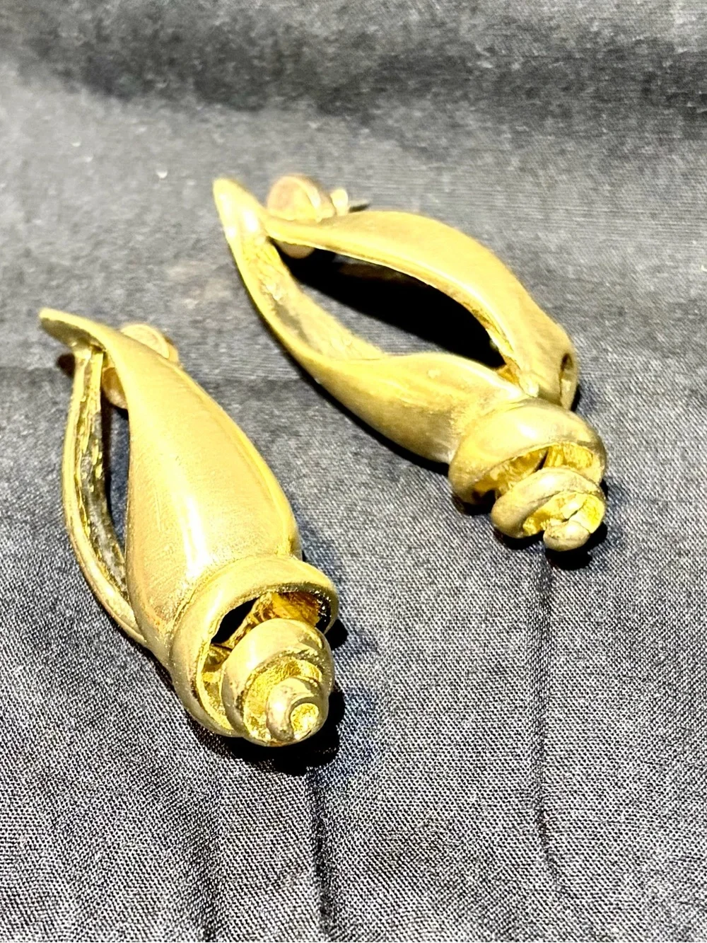NWOT Gold Tone Sculptural Freeform Seashell Pierced Earrings